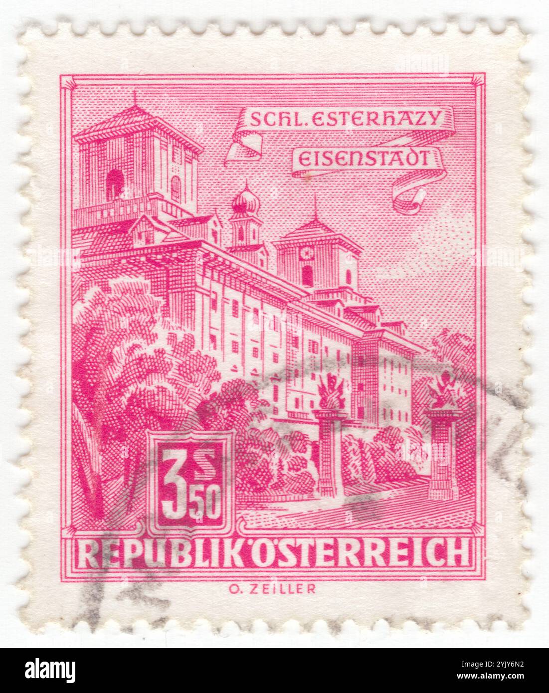 AUSTRIA - 1962 novembre 09: Francobollo di 3,50 scellini rosa-carminio raffigurante il Palazzo Esterhazy. Il castello di Esterházy è un palazzo di Eisenstadt, in Austria, capitale dello stato del Burgenland. Originariamente castello fortificato fu ricostruito in un palazzo barocco nel XVII secolo dal principe Paolo i Esterhazy, i Principe Esterházy di Galántha (progetto di Carlo Martino Carlone), la tenuta fu convertita in castello barocco che rimase la residenza principale e il centro di amministrazione della famiglia per oltre 300 anni. All'inizio del XIX secolo in parte trasformato in un palazzo classico Foto Stock
