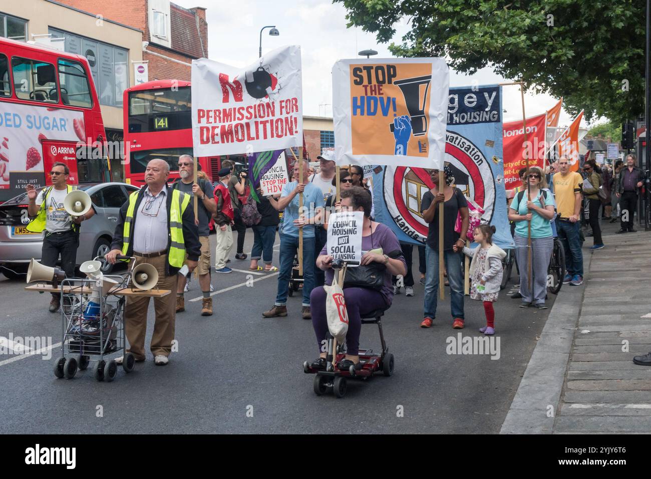 Londra, Regno Unito. 2 luglio 2017. Centinaia, molte delle cui case sono minacciate di demolizione, marciano dal Duckett's Common a una manifestazione al Consiglio di Haringey, dove si prevedeva che una riunione del gabinetto approvasse l'Haringey Development Vehicle (HDV), 8217 la più grande collaborazione tra un'autorità locale e uno sviluppatore immobiliare, che demolirà un terzo degli alloggi sociali di Haringey, consegnando oltre la metà di un valore stimato di 2 miliardi di sterline di immobili di proprietà pubblica, scuole, strutture pubbliche e alloggi privati acquisiti tramite ordini di acquisto obbligatori allo sviluppatore Lendlease. L'HDV è Foto Stock