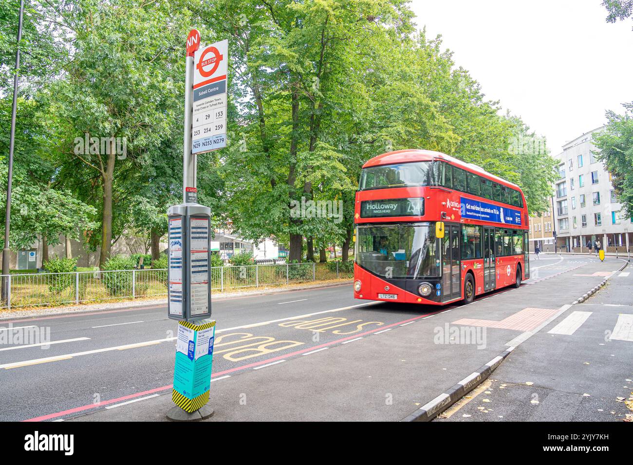 Autobus rosso a due piani diretto a Holloway, Londra. Regno Unito. Foto Stock