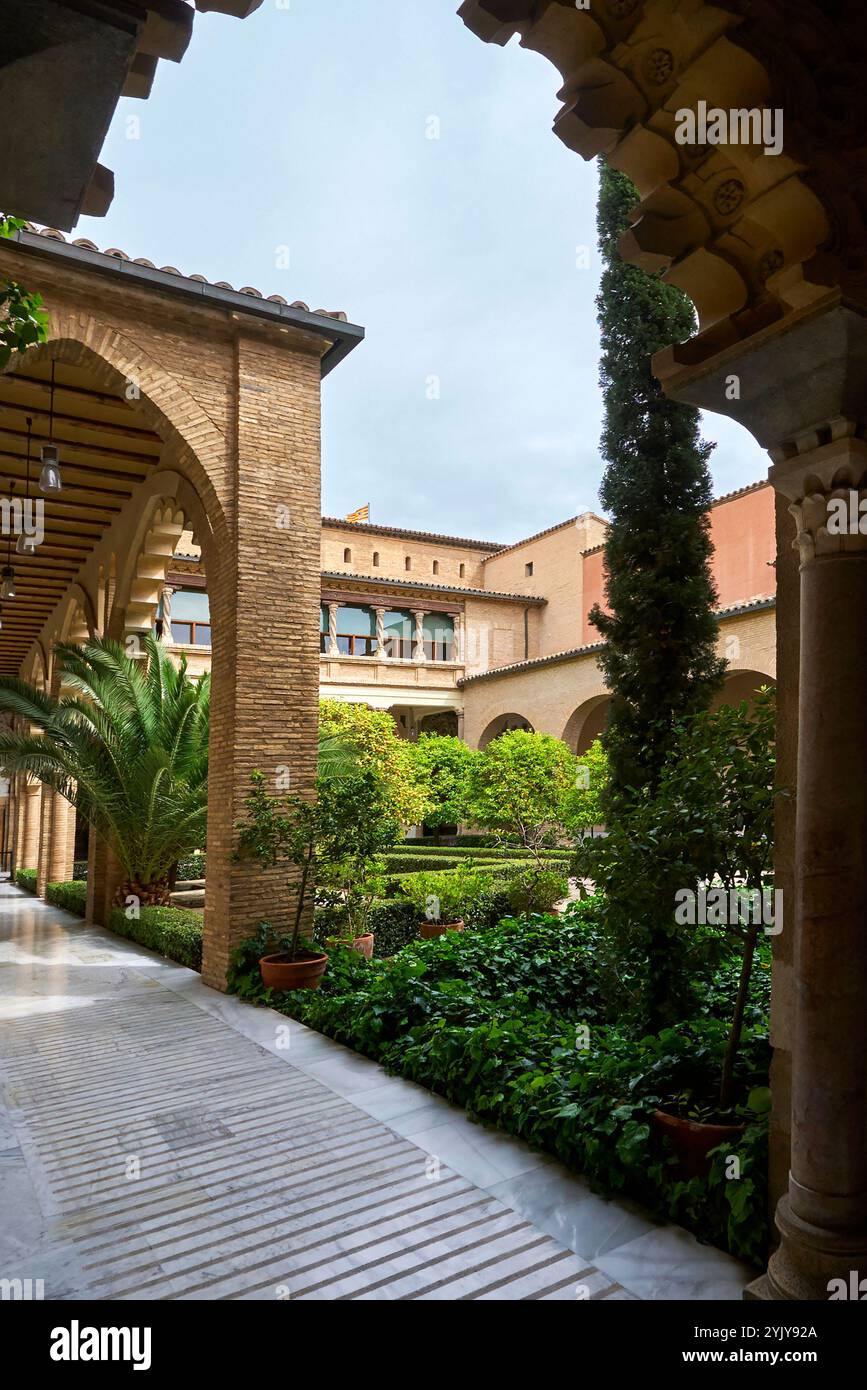 Nel cortile del Palazzo Aljaferia a Saragozza, Spagna Foto Stock