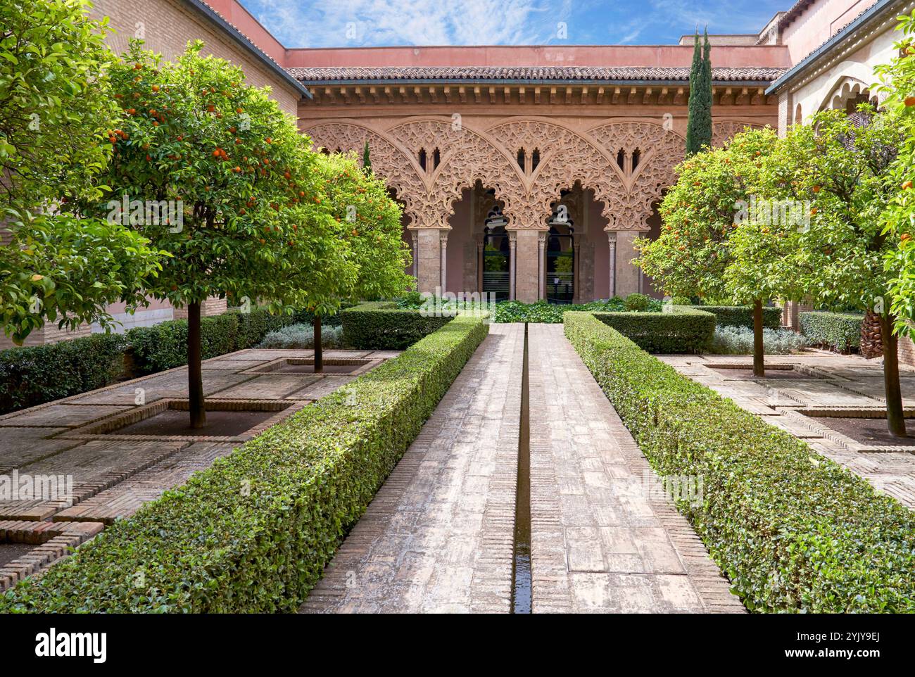 Nel cortile del Palazzo Aljaferia a Saragozza, Spagna Foto Stock