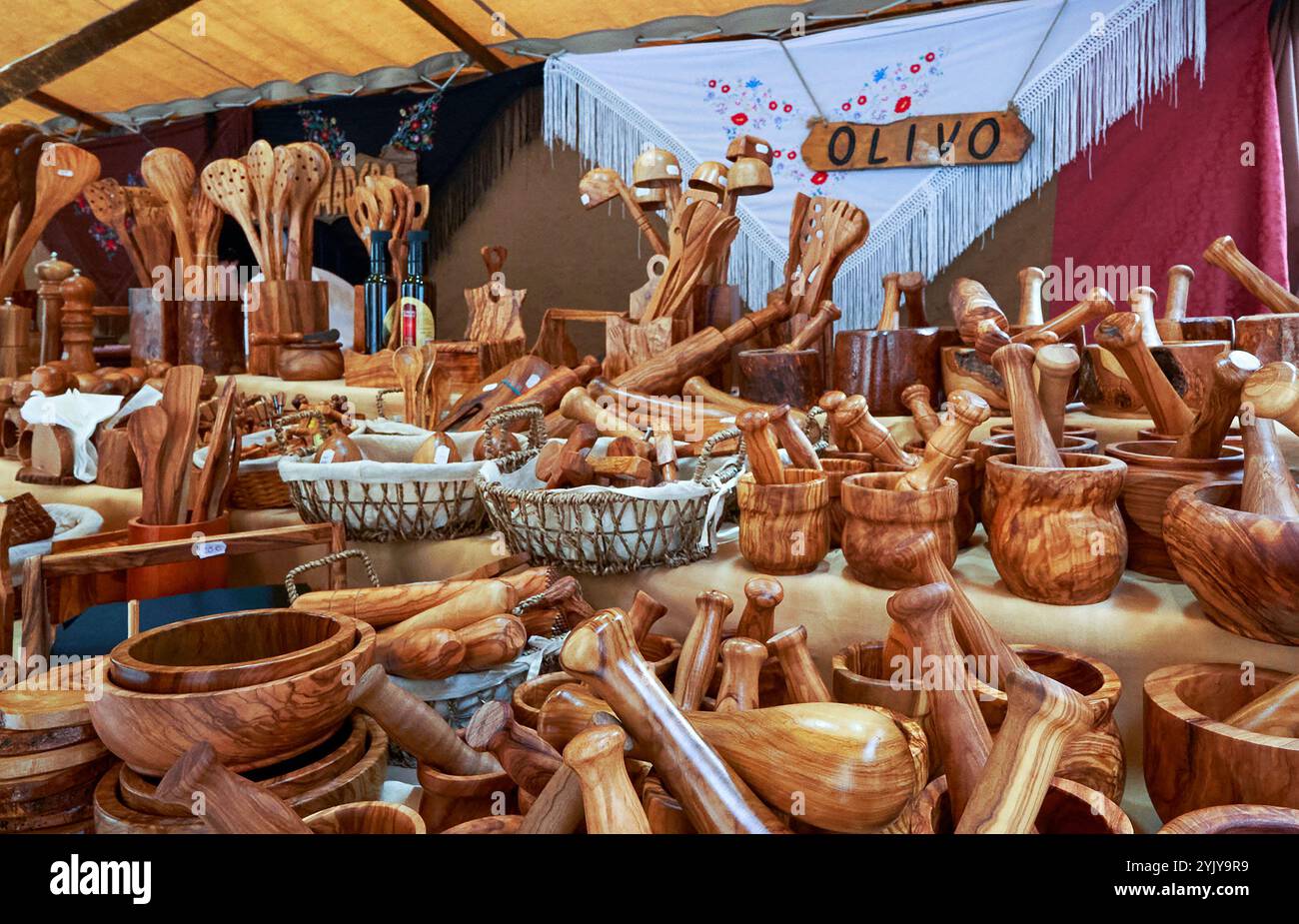 Utensili da cucina in legno in vendita Foto Stock