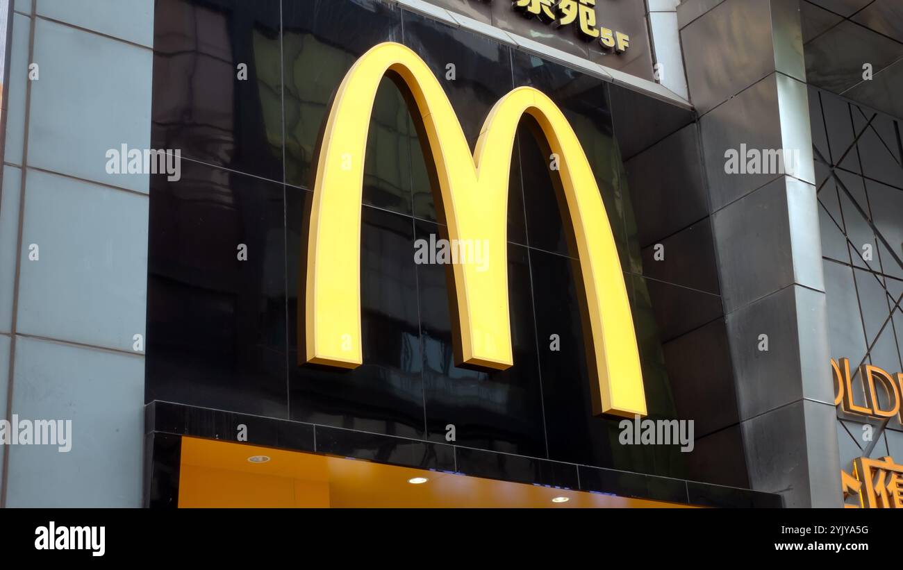 Chongqing, Cina - 6 dicembre 2023. Cartello ristorante McDonald's. McDonald's è un'azienda americana di fast food. Foto Stock