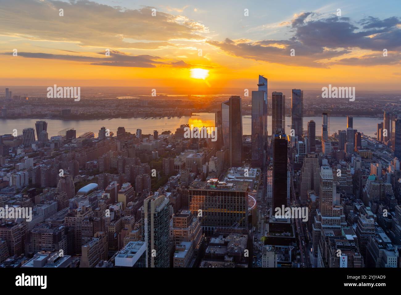 Vista dello skyline di Manhattan dalla cima dell'Empire State Building al crepuscolo a New York, New York, Stati Uniti Foto Stock