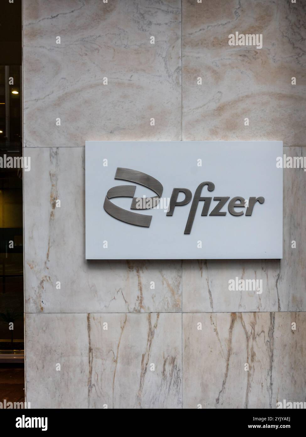 Un logo Pfizer presso la sede mondiale di Pfizer a New York, USA. Foto Stock