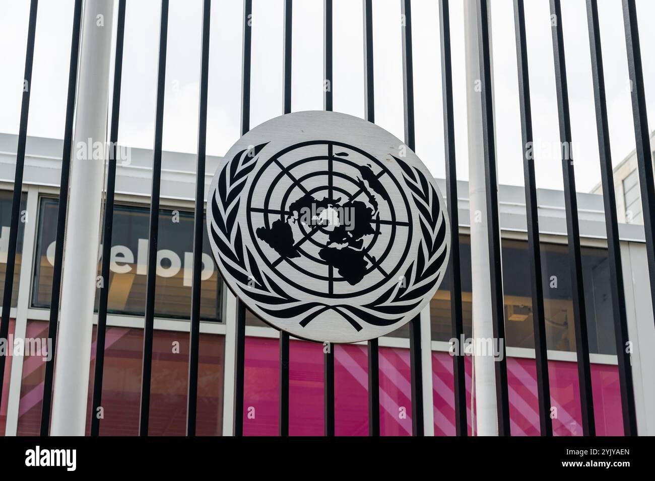 Logo delle Nazioni Unite sulla recinzione fuori dalla sua sede centrale a New York, New York, USA. Foto Stock