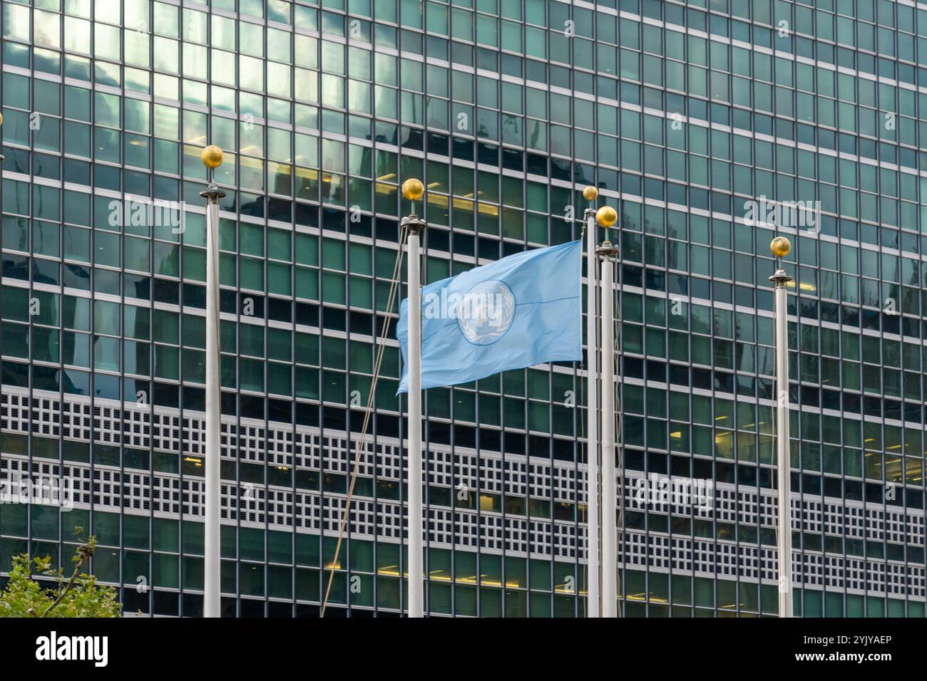 Bandiera delle Nazioni Unite presso la sua sede centrale a New York, New York, USA. Foto Stock