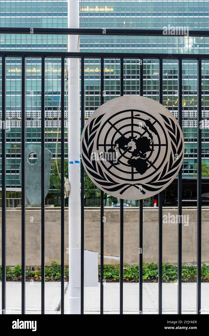 Logo delle Nazioni Unite sulla recinzione fuori dalla sua sede centrale a New York, New York, USA. Foto Stock