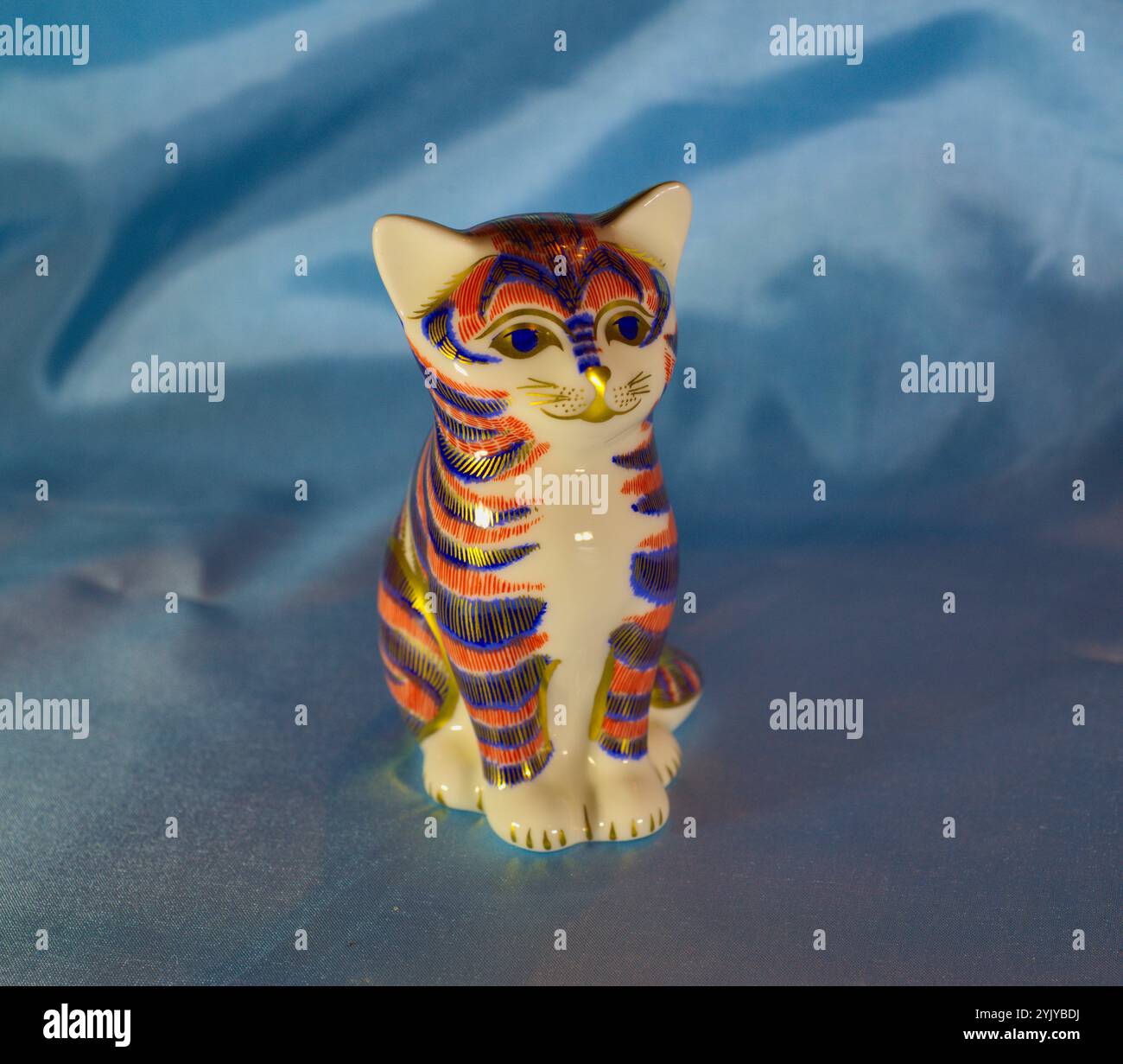 Royal Crown Derby. Splendide e colorate statuette di porcellana di gatti Foto Stock