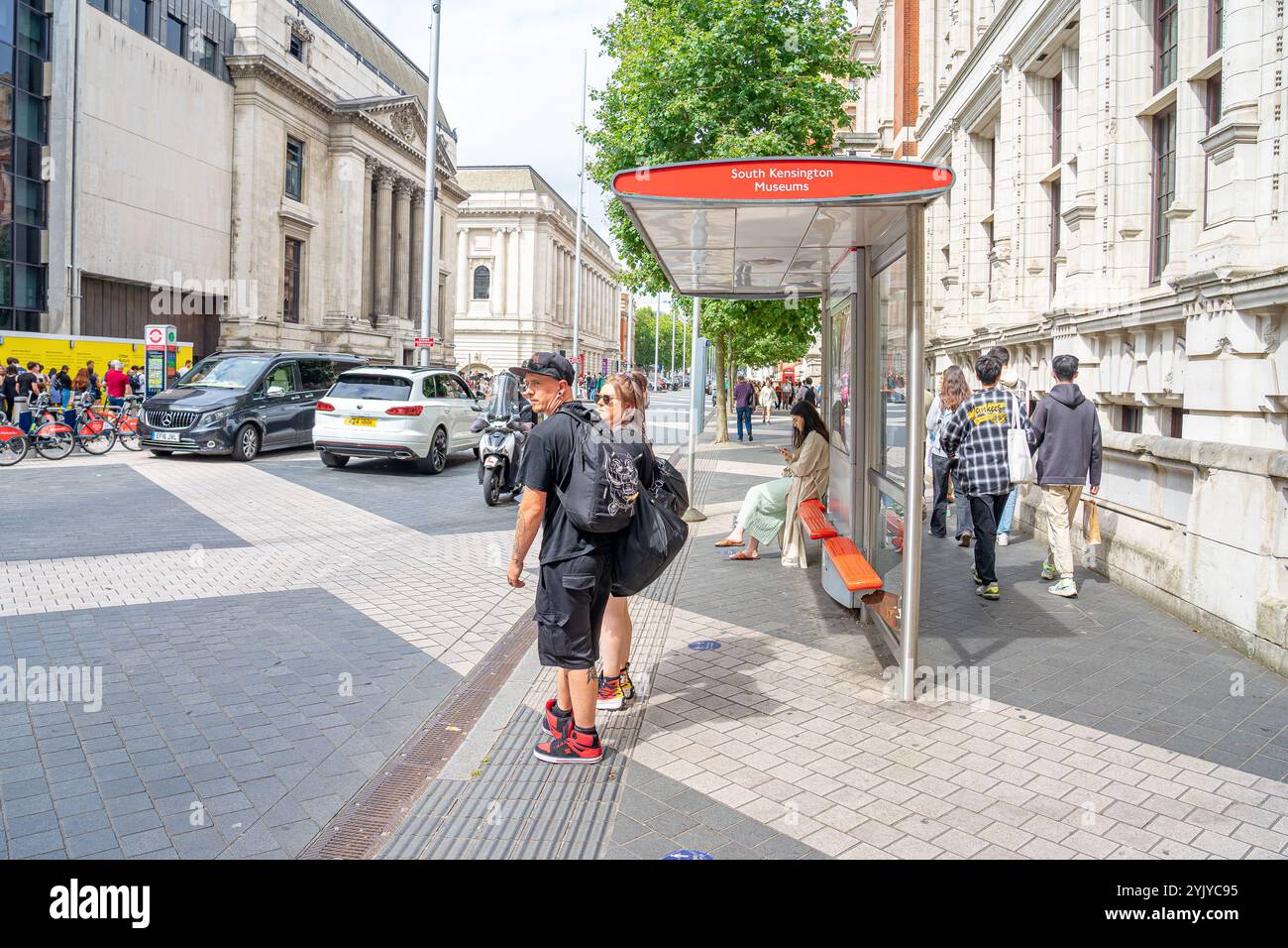 Fermata dell'autobus nei musei di South kensington nel centro della città britannica di londra. Regno Unito. Foto Stock