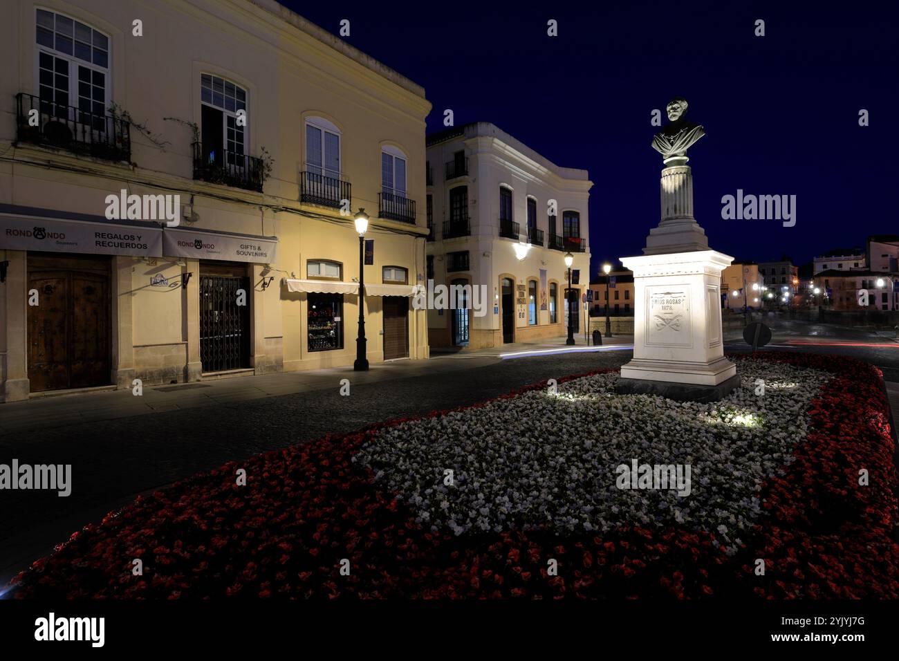 Statua di Antonio Ríos Rosas di notte, Piazza Spagna, città di Ronda, Andalusia, Spagna Foto Stock