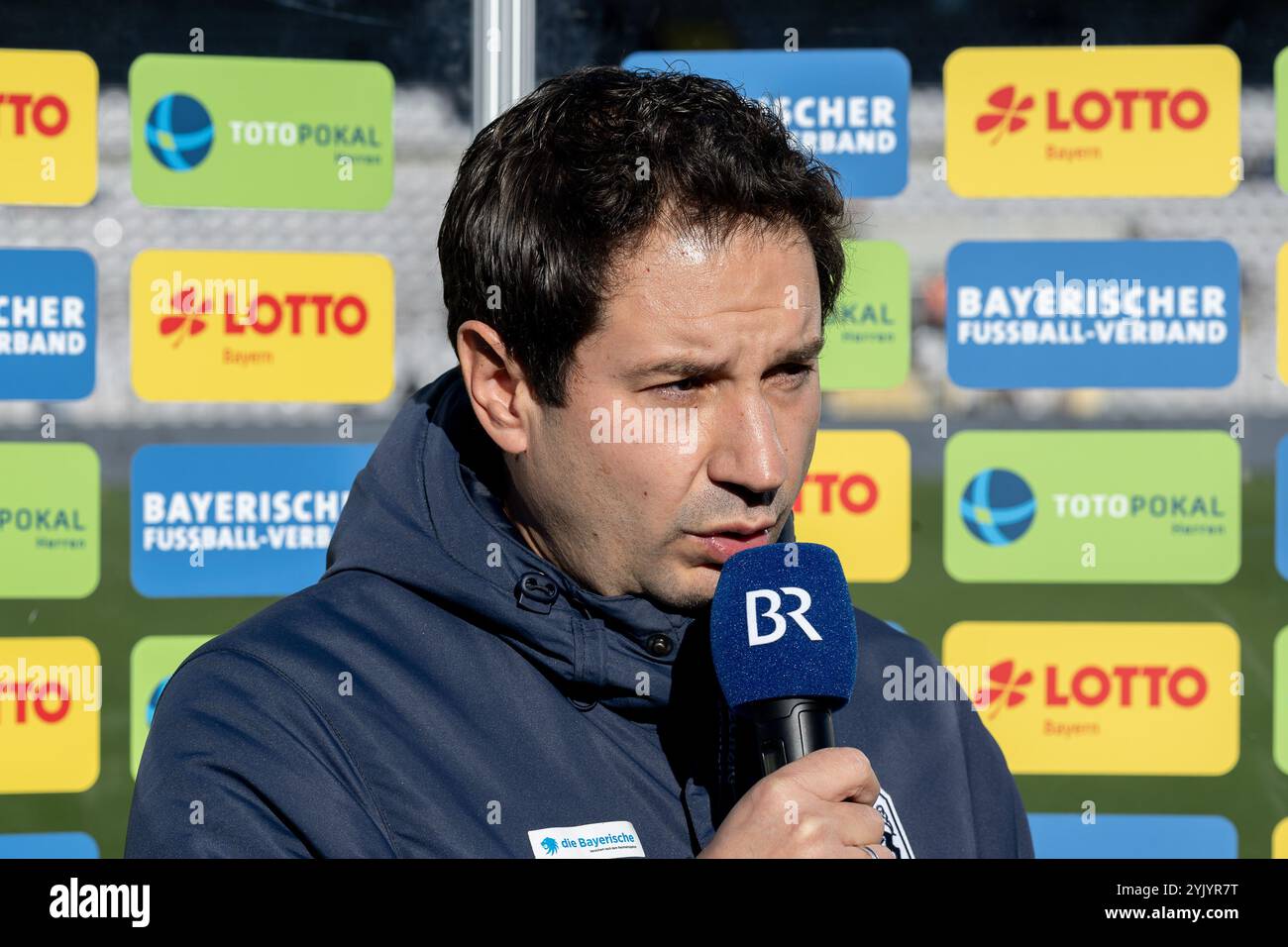 Chef-allenatore Argirios Giannikis (TSV 1860 Muenchen) beim Fernseh - intervista mit dem Bayerischen Rundfunk vor der Partie. GER, TSV 1860 Muenchen gegen SpVgg Unterhaching, Fussball, Bayerischer Totopokal, Viertelfinale, Saison 2024/2025, 16.11.2024. foto: Eibner-Pressefoto/Heike Feiner Foto Stock