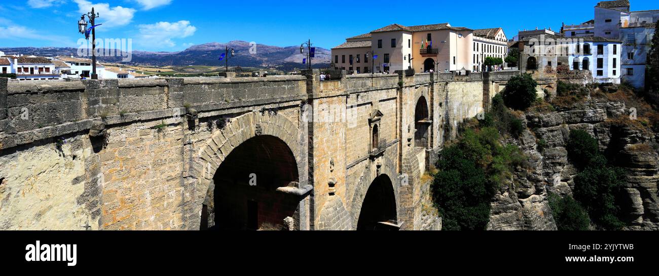 Vista estiva del Puente Nuevo o Ponte nuovo, che attraversa la gola di El Tajo, la città di Ronda, l'Andalusia, Spagna Foto Stock