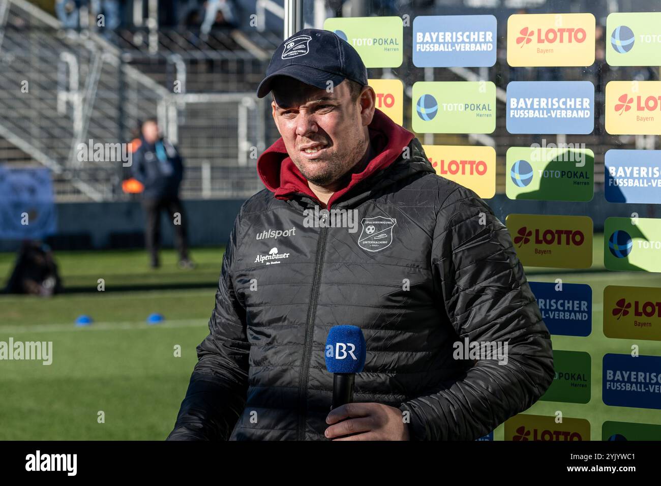 Marc Unterberger (Chef-Trainer, SpVgg Unterhaching) beim Fernseh - intervista mit dem Bayerischen Rundfunk vor der Partie. GER, TSV 1860 Muenchen gegen SpVgg Unterhaching, Fussball, Bayerischer Totopokal, Viertelfinale, Saison 2024/2025, 16.11.2024. foto: Eibner-Pressefoto/Heike Feiner Foto Stock