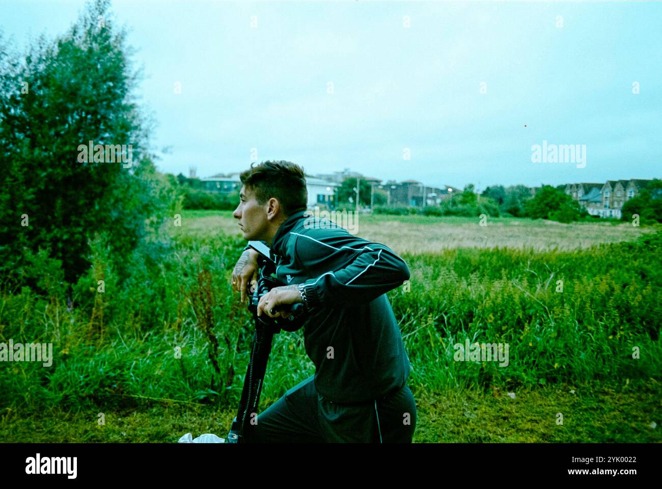 Bird (2024) diretto da Andrea Arnold e interpretato da Barry Keoghan nel ruolo di Bug. Un grintoso dramma di maturità su una ragazza di 12 anni della classe operaia del Kent che forma un legame ultraterreno con un misterioso sconosciuto. La pubblicità è ancora SOLO PER USO EDITORIALE. Credito: BFA / MUBI Foto Stock