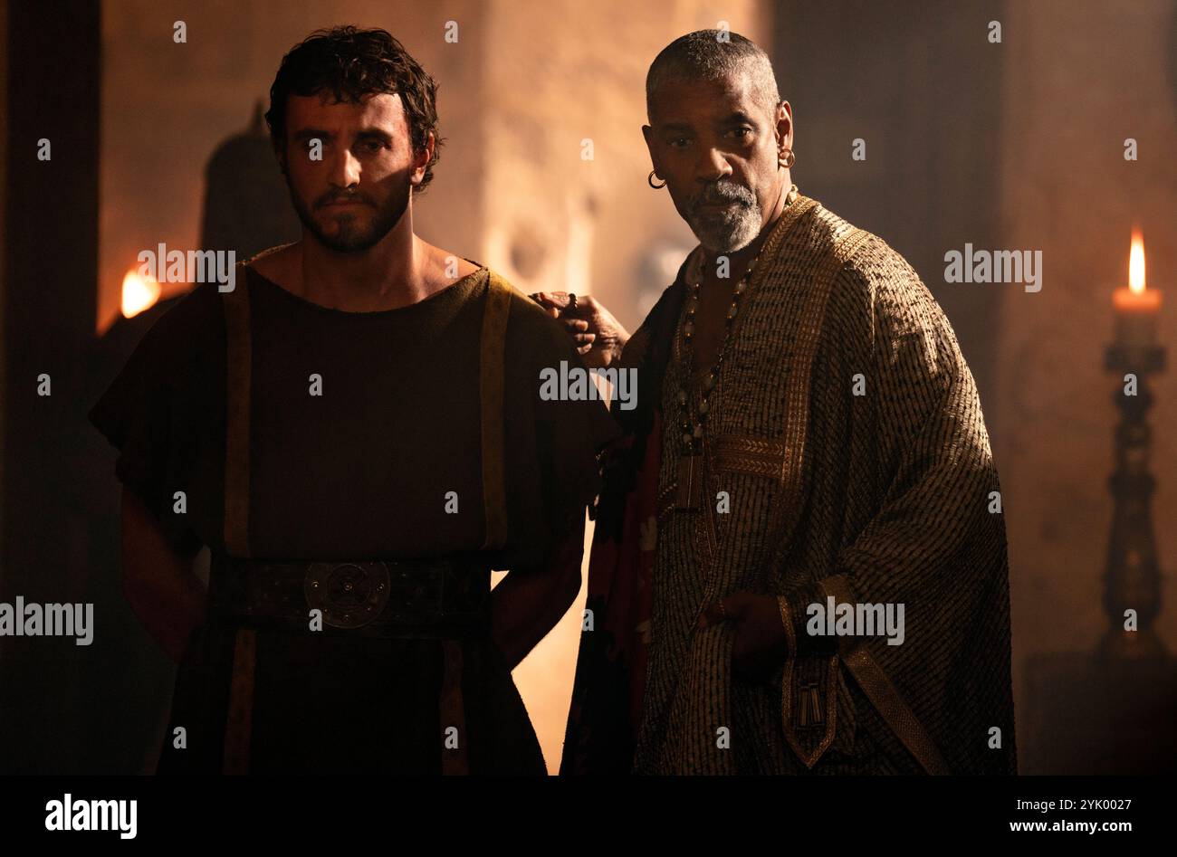 Gladiator II (2024) diretto da Ridley Scott e interpretato da Paul Mescal nel ruolo di Lucius e Denzel Washington nel ruolo di Macrinus. Dopo che la sua casa è stata conquistata dagli imperatori tirannici che ora guidano Roma, Lucio è costretto ad entrare nel Colosseo e deve guardare al suo passato per trovare la forza di restituire la gloria di Roma al suo popolo. Fotografia pubblicitaria ***SOLO PER USO EDITORIALE***. Crediti: BFA / Aidan Monaghan / Paramount Pictures Foto Stock