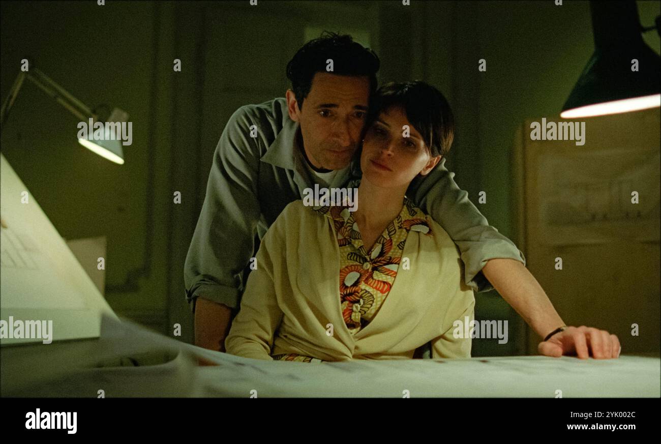 The Brutalist (2024) diretto da Brady Corbet e interpretato da Adrien Brody e Felicity Jones. Un architetto visionario e sua moglie fuggono dall'Europa del dopoguerra per costruire un progetto monumentale in America, solo per affrontare sfide inaspettate. Pubblicità ancora ***SOLO PER USO EDITORIALE***. Credito: BFA / A24 Foto Stock