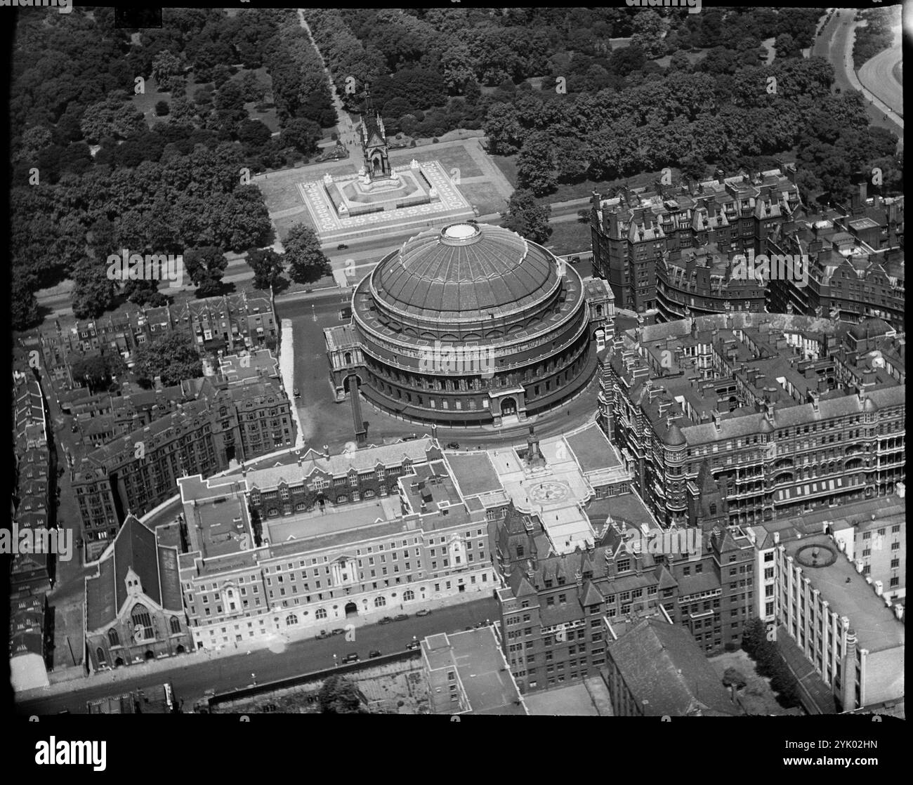 Royal Albert Hall e Albert Memorial, Knightsbridge, Londra, anni '30. Foto Stock