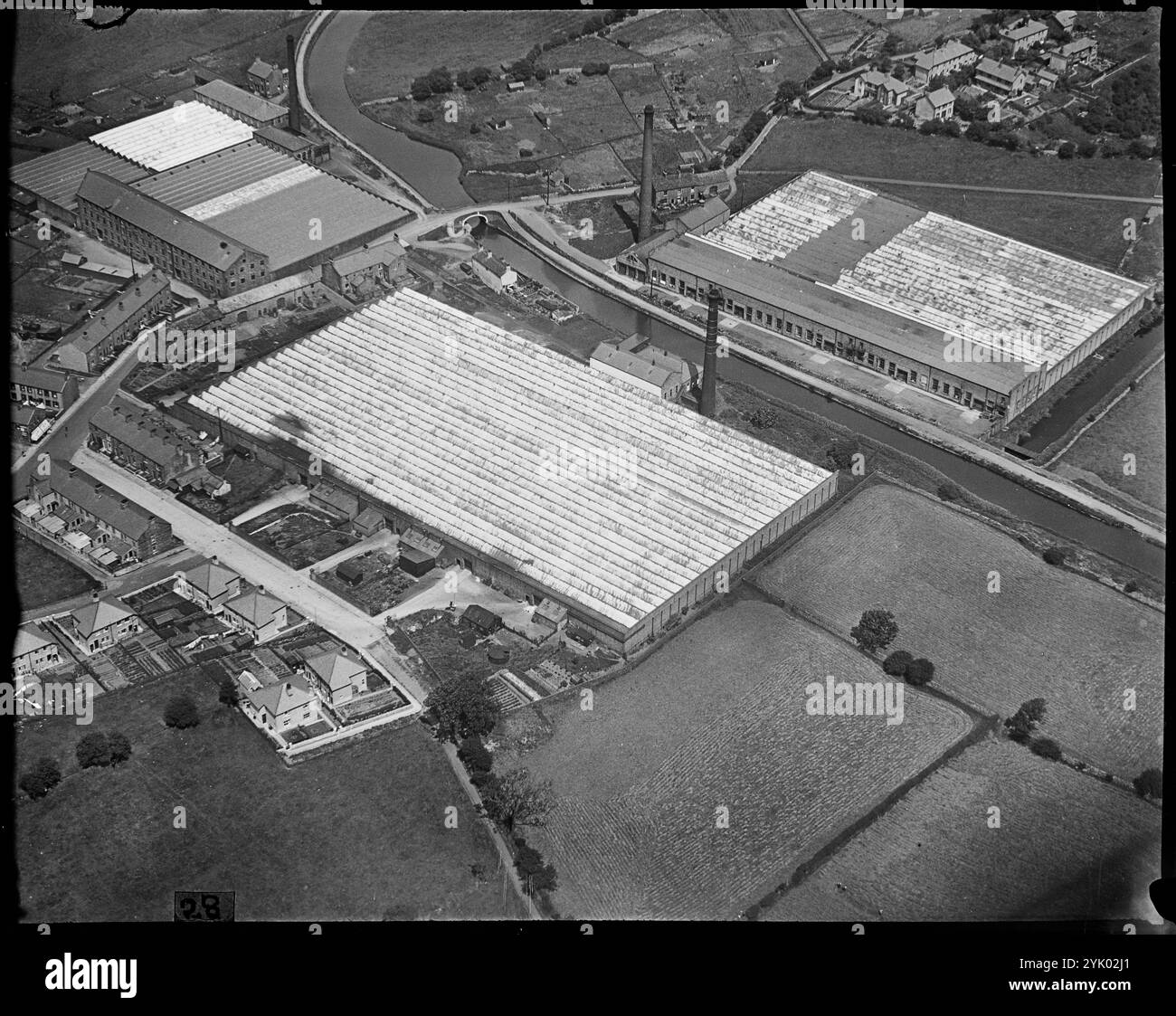 Moss Shed e i vicini mulini presso Long Ing Bridge, Barnoldswick, Lancashire, c1930. Foto Stock