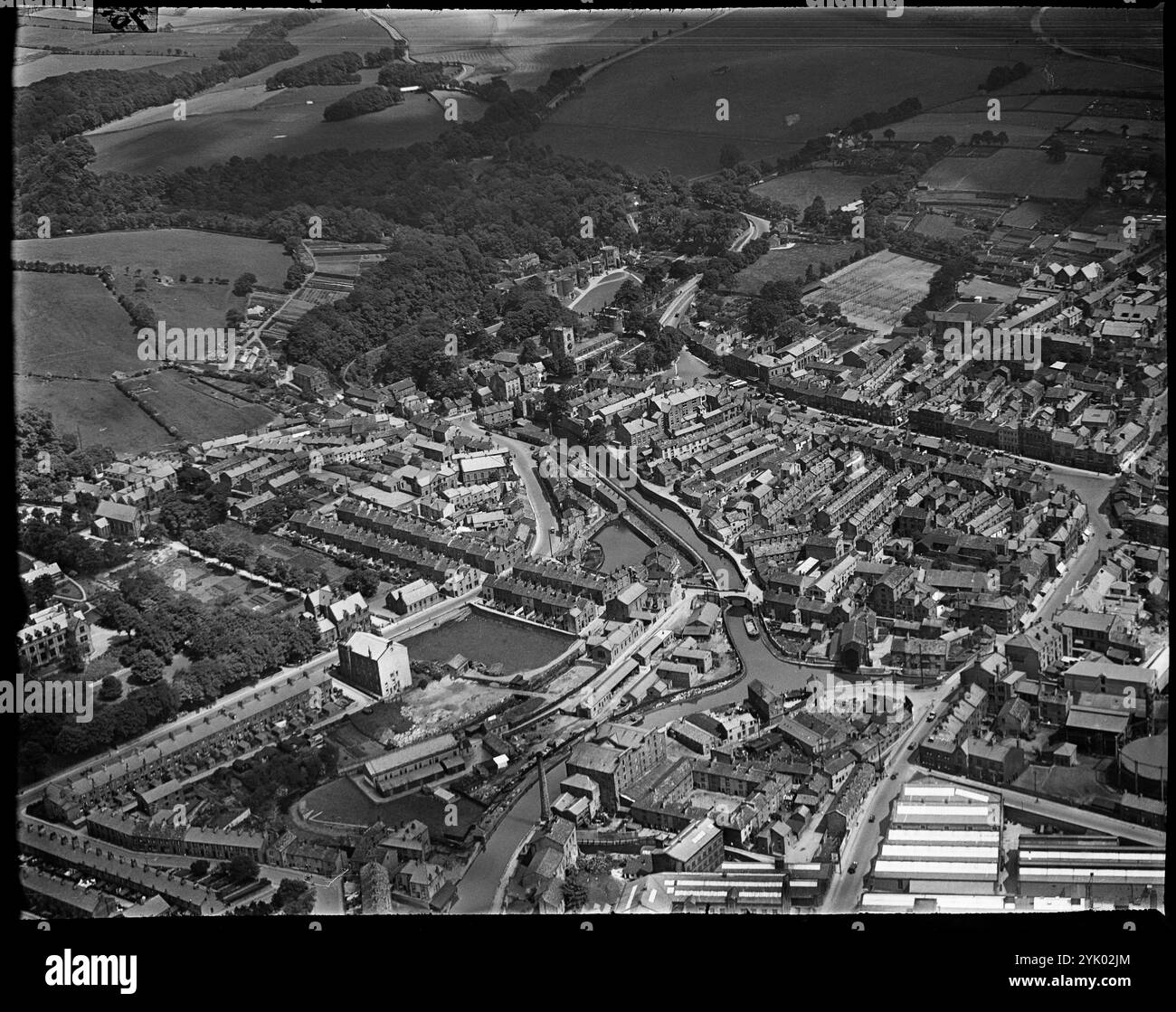 Springs Branch del Leeds and Liverpool Canal e il centro città, Skipton, North Yorkshire, 1930. Foto Stock