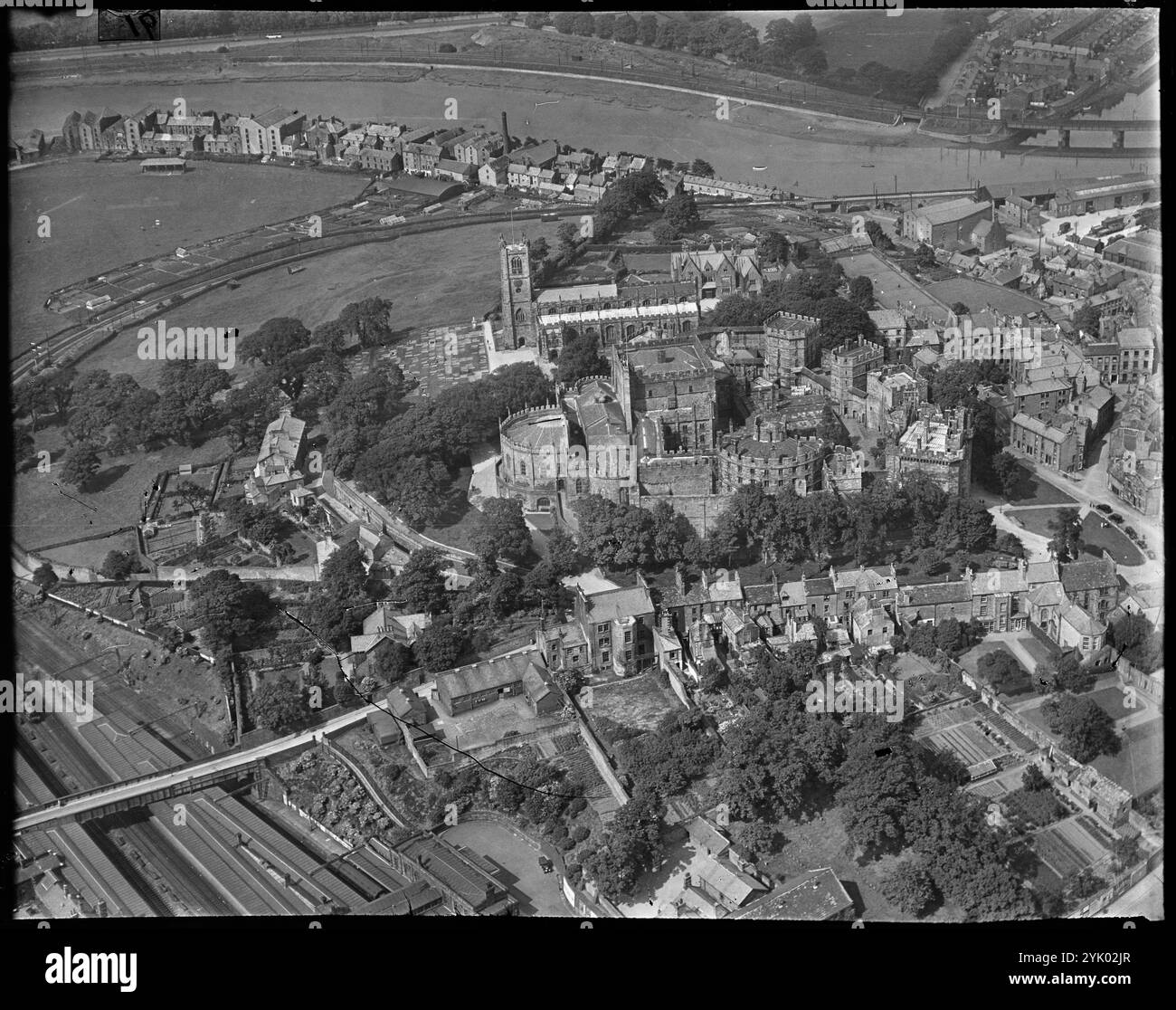 Lancaster Castle e il Priorato e la Chiesa parrocchiale di St Mary, Lancaster, Lancashire, anni '30. Foto Stock