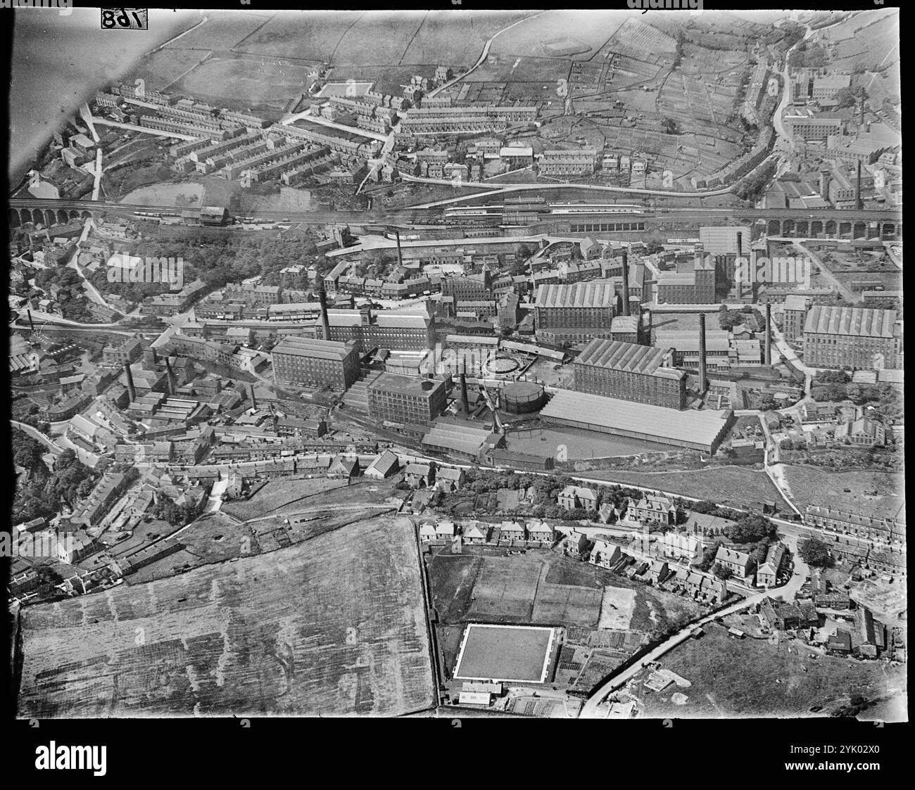 Il villaggio e i mulini si trovano in prossimità di New Street, Slaithwaite, West Yorkshire, anni '30. Foto Stock
