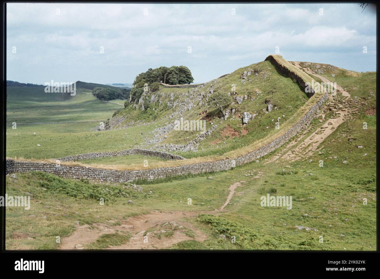 Cuddy's Crags, Vallo di Adriano, Bardon Mill, Northumberland, 1979. La vista dal Cuddy's Crags, o Cuday's Crags, si affaccia a est lungo il Vallo di Adriano verso Milecastle 37 e il forte Housesteads. Foto Stock