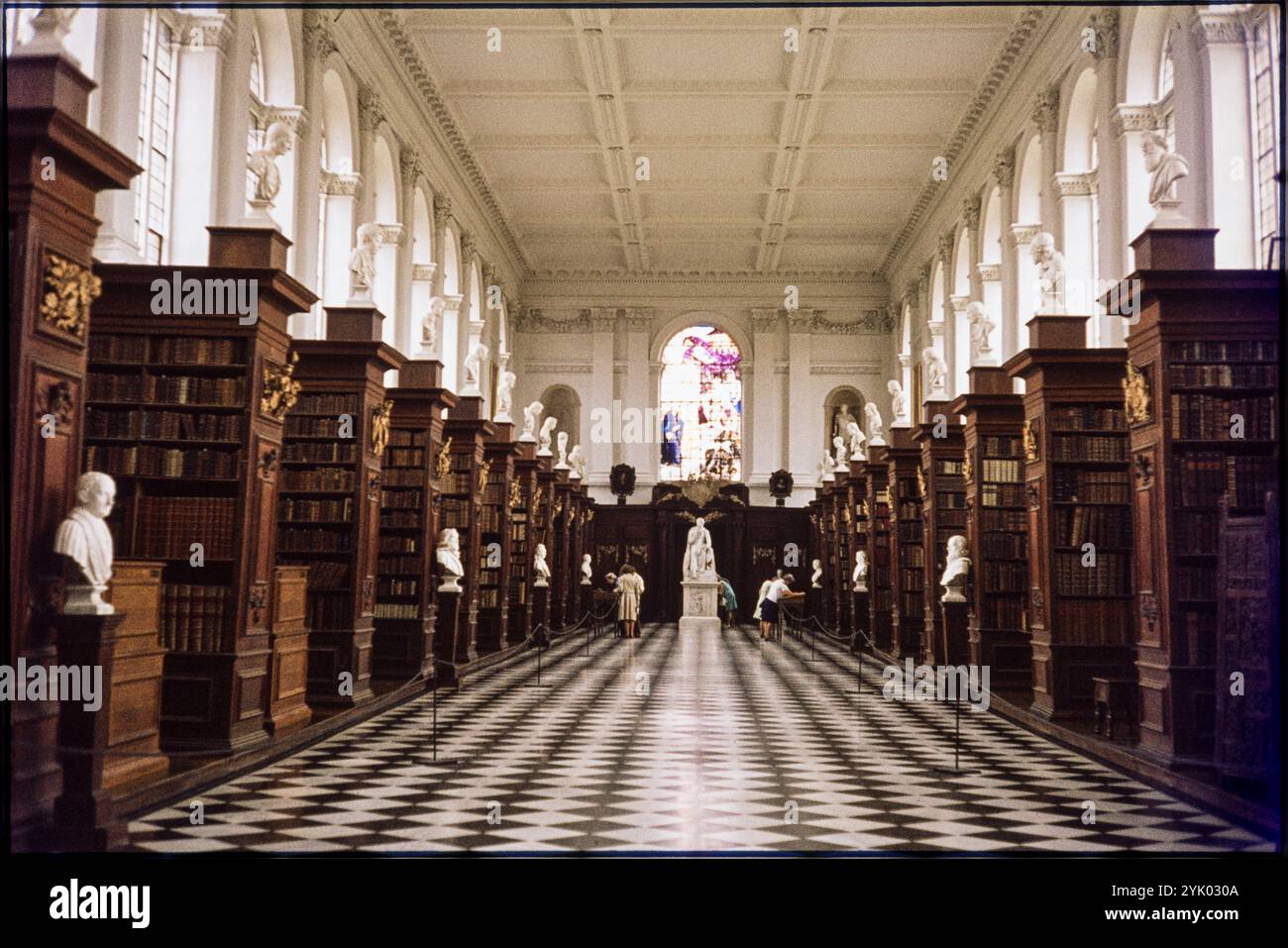 Wren Library, Trinity College, Cambridge, Cambridgeshire, 1974. Vista interna della Wren Library al Trinity College di Cambridge. Foto Stock