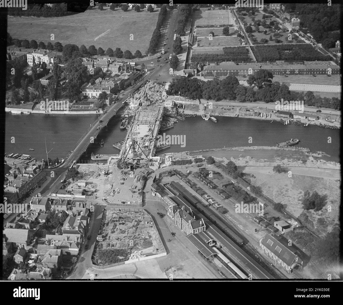 Costruzione del nuovo Hampton Court Bridge accanto a quello vecchio, Hampton Court, Londra, anni '30. Foto Stock
