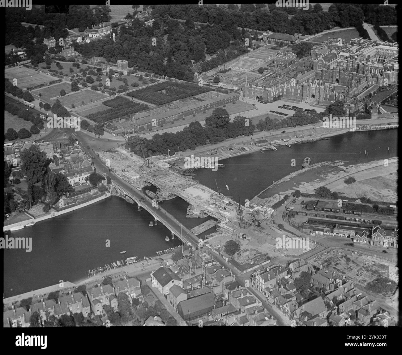 Hampton Court e costruzione del nuovo Hampton Court Bridge accanto al vecchio, Londra, anni '30. Foto Stock