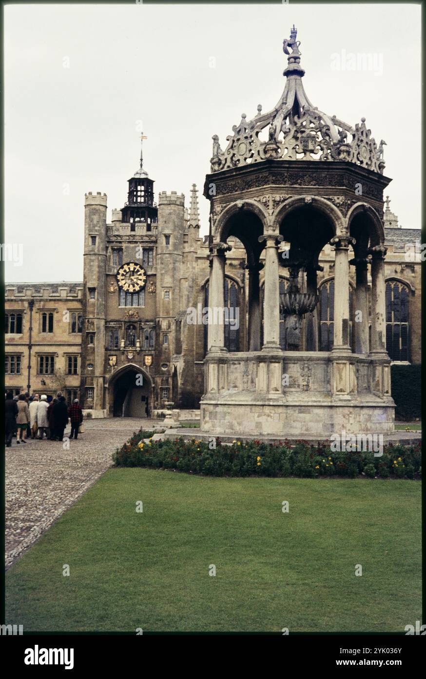 Fountain, Great Court, Trinity College, Università di Cambridge, Cambridge, Cambridgeshire, 1973. La fontana nella Great Court del Trinity College, vista da sud con la King Edward's Tower. Foto Stock