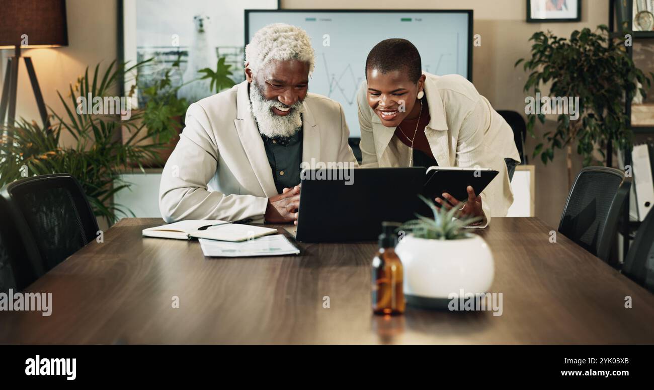 Finanza, uomini d'affari e mentore con notebook, collaborazione e conversazione in ufficio. Dipendenti, coaching e coworking con pianificazione, account e. Foto Stock