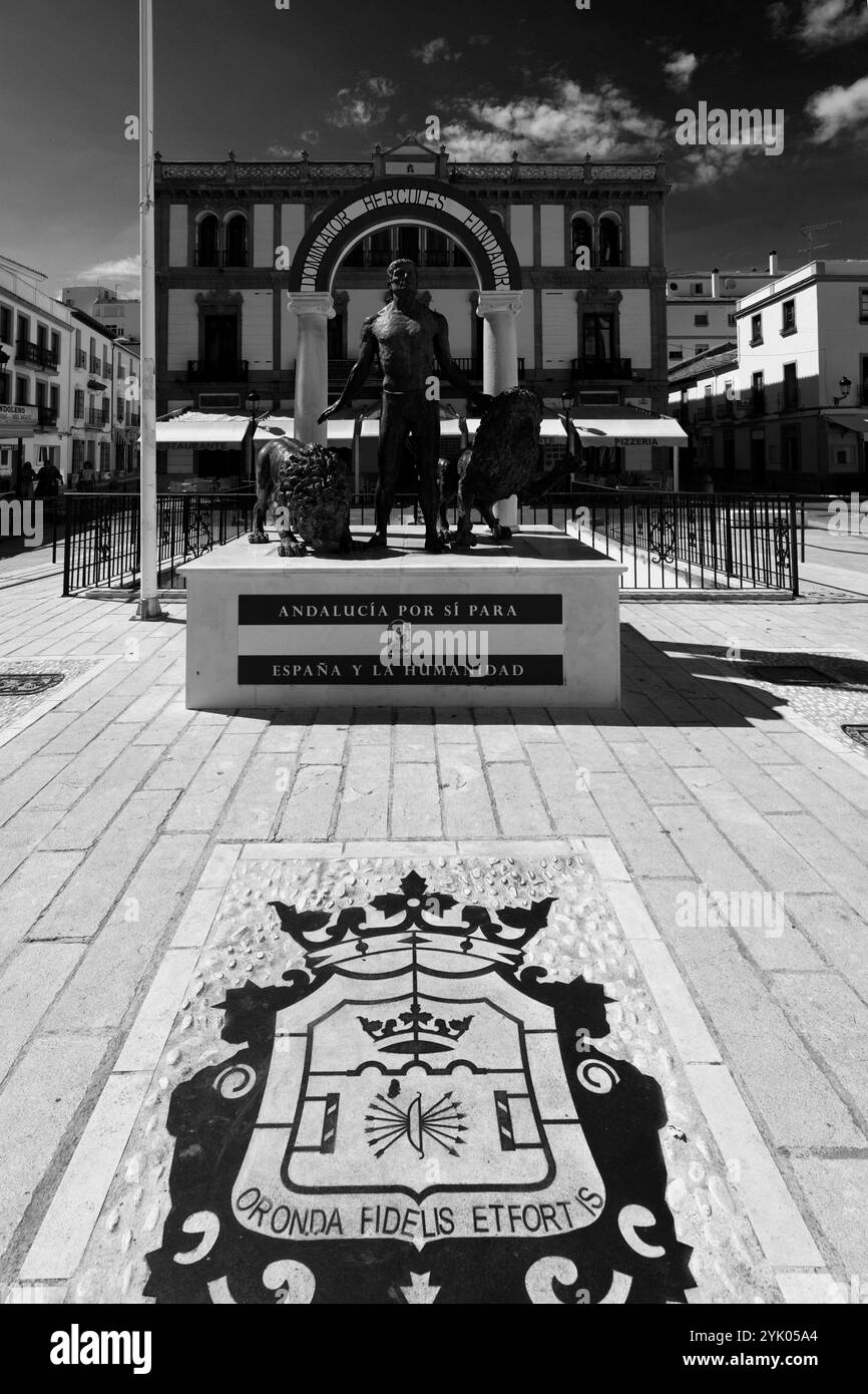 Statua di Ercole e dei leoni, Plaza del Socorro de Andalucía, città di Ronda, Andalusia, Spagna, Europa Foto Stock