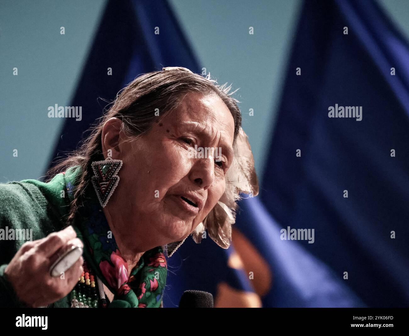 Baku, la capitale dell'Azerbaigian il 16 novembre 2024. L'attivista nativa America parla come centinaia di attivisti per il clima protestano per influenzare le decisioni sul finanziamento del Sud globale di fronte alle sale plenarie nella zona blu durante la Conferenza delle Nazioni Unite sui cambiamenti climatici COP29, un evento tenuto dall'UNFCCC allo stadio olimpico di Baku. La COP29, in corso dall'11 al 22 novembre, si concentra sul finanziamento del clima. Questa è stata la più grande protesta della COP29, chiamata la giornata dell'azione. Questa giornata d'azione era piccola, rispetto ai precedenti poliziotti. A Baku gli attivisti non hanno ricevuto il permesso di cantare o marciare nella sede, potrebbero Foto Stock