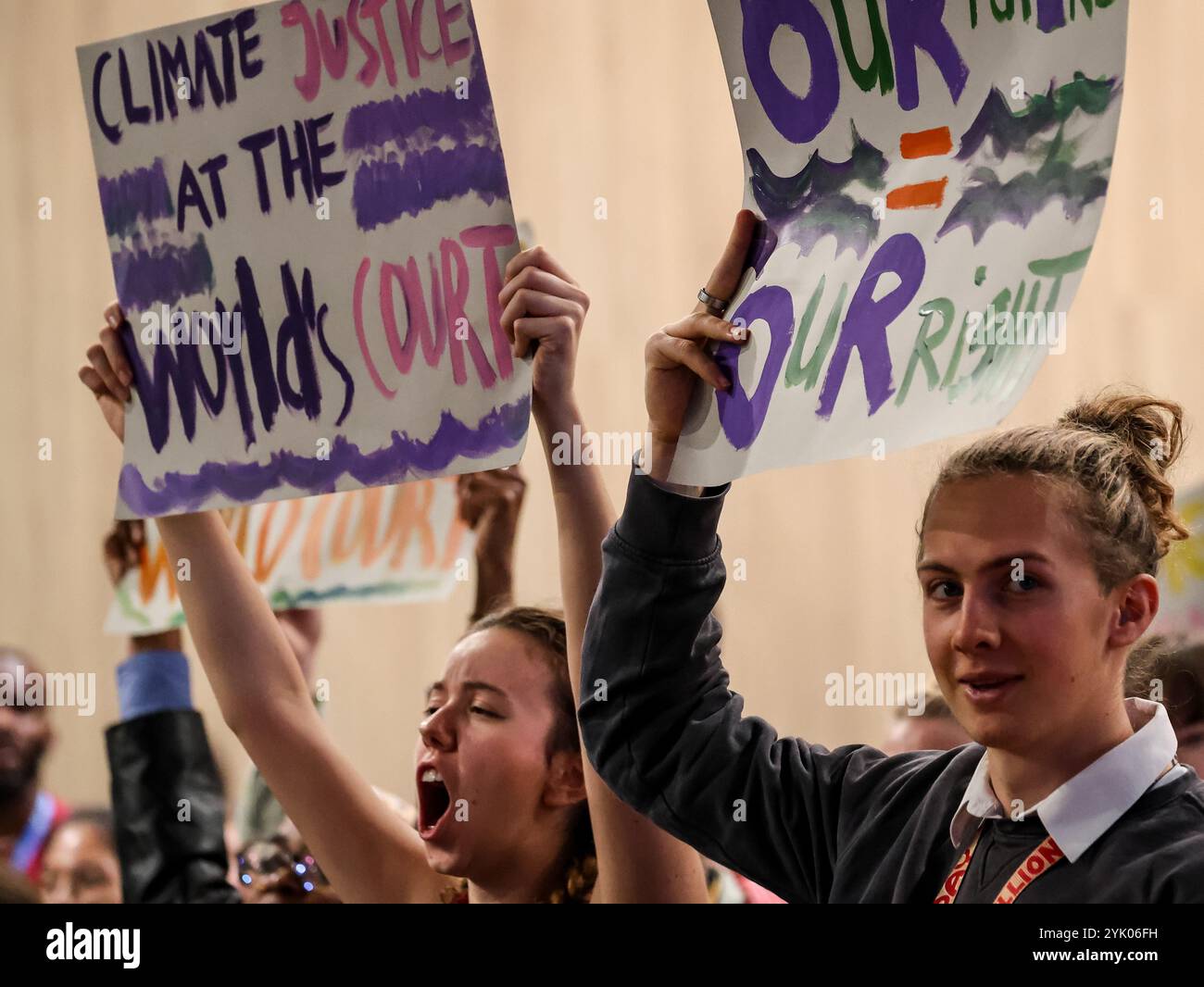 Baku, la capitale dell'Azerbaigian il 16 novembre 2024. Un giovane adulto grida mentre centinaia di attivisti per il clima protestano per influenzare le decisioni sul finanziamento del Sud globale nella sala plenaria nella zona blu durante la conferenza delle Nazioni Unite sui cambiamenti climatici COP29, un evento tenuto dall'UNFCCC allo stadio olimpico di Baku. La COP29, in corso dall'11 al 22 novembre, si concentra sul finanziamento del clima. Questa è stata la più grande protesta della COP29, chiamata la giornata dell'azione. Quest'anno la giornata d'azione era piccola, rispetto ai precedenti poliziotti. A Baku gli attivisti non hanno ricevuto il permesso di cantare o marciare nei corridoi della sede, avevano un Foto Stock