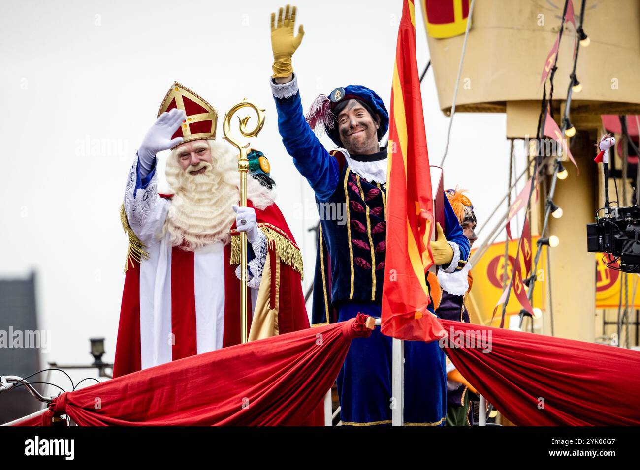 VIJFHEERENLANDEN - Sinterklaas arriva in battello a vapore nel porto passante di Vianen. ANP ROB ENGELAAR netherlands Out - belgio Out Foto Stock