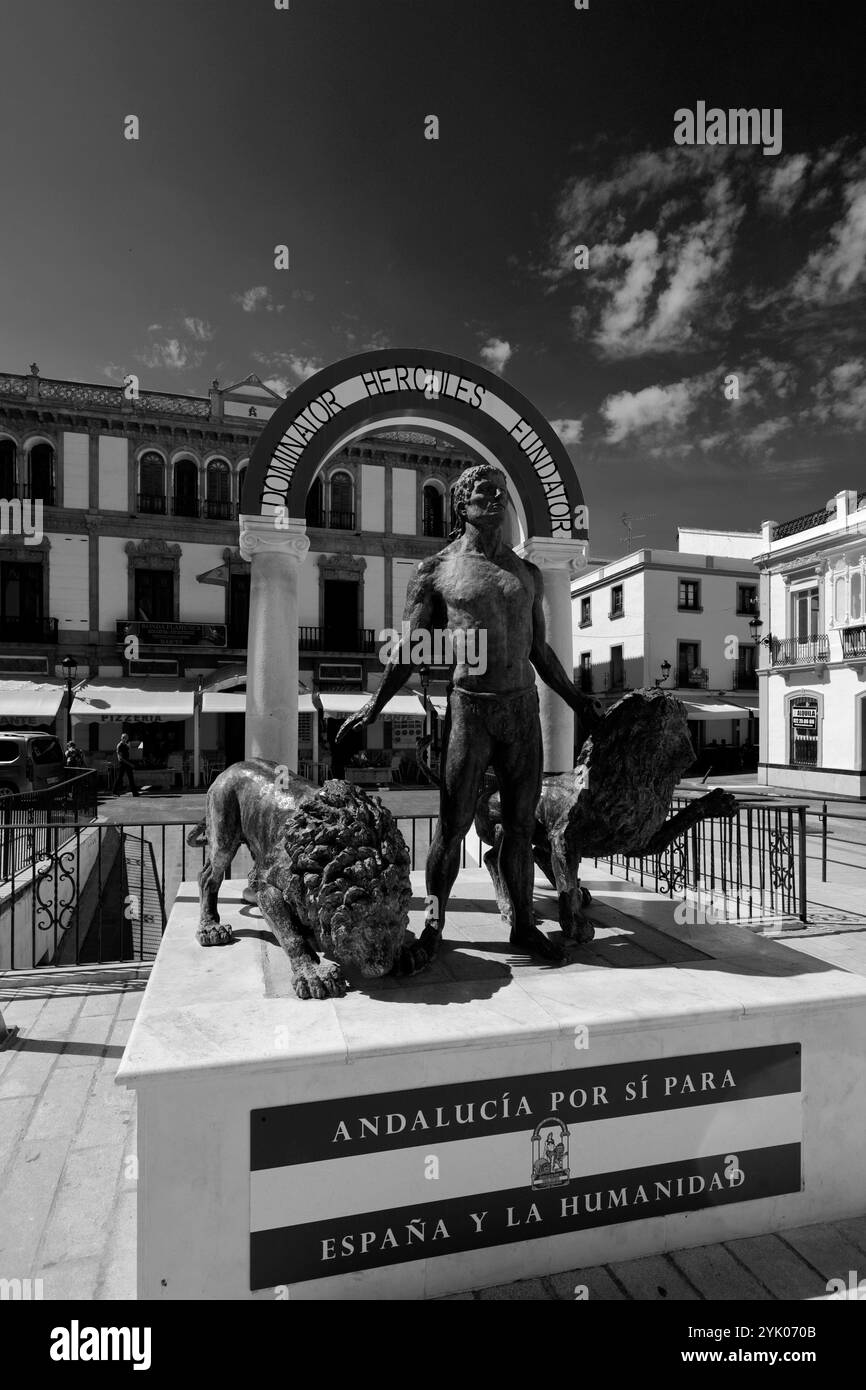 Statua di Ercole e dei leoni, Plaza del Socorro de Andalucía, città di Ronda, Andalusia, Spagna, Europa Foto Stock