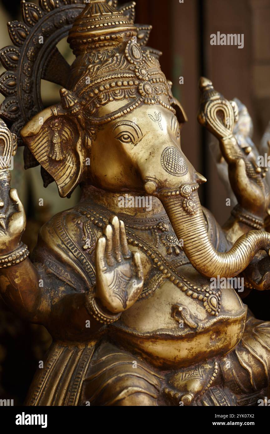 Spirituale, scultura e religione indiana con fede, fede e culto con speranza. Vuoto, oro e arte con storia, dio indù e filosofia Foto Stock Spirituale, scultura e religione indiana con fede, fede e culto con speranza. Vuoto, oro e arte con storia, dio indù e filosofia Foto Stock