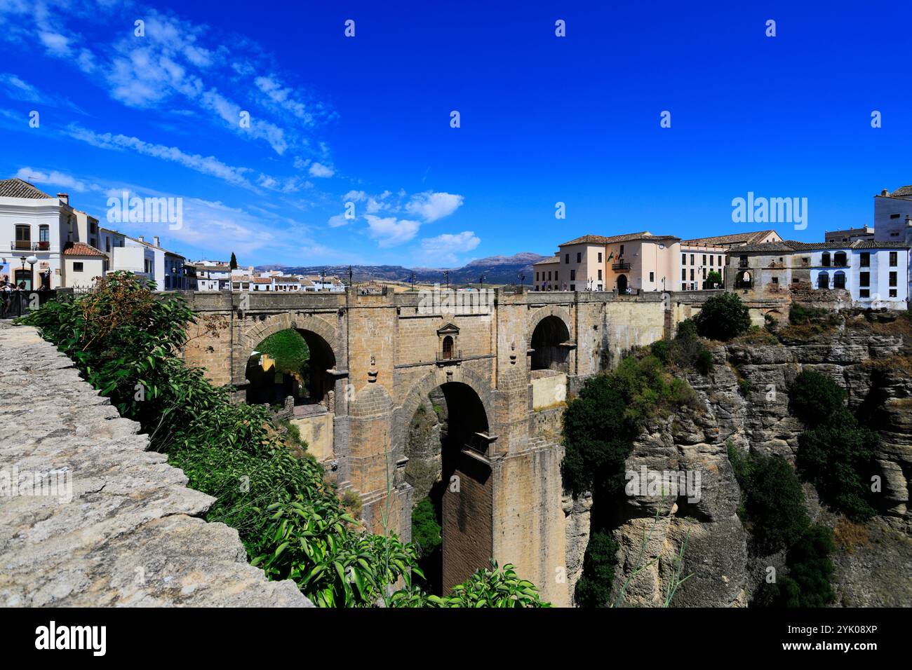Vista estiva del Puente Nuevo o Ponte nuovo, che attraversa la gola di El Tajo, la città di Ronda, l'Andalusia, Spagna Foto Stock
