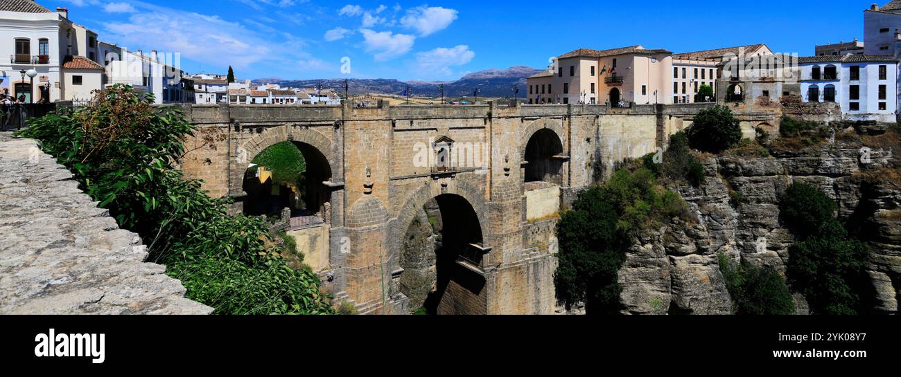 Vista estiva del Puente Nuevo o Ponte nuovo, che attraversa la gola di El Tajo, la città di Ronda, l'Andalusia, Spagna Foto Stock