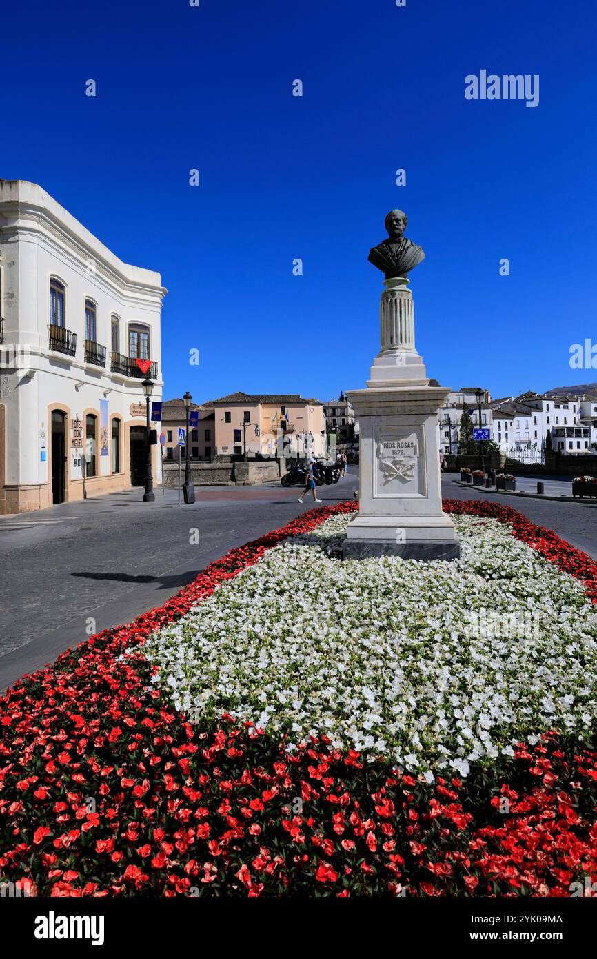 Statua di Antonio Ríos Rosas, Piazza Spagna, città di Ronda, Andalusia, Spagna Foto Stock