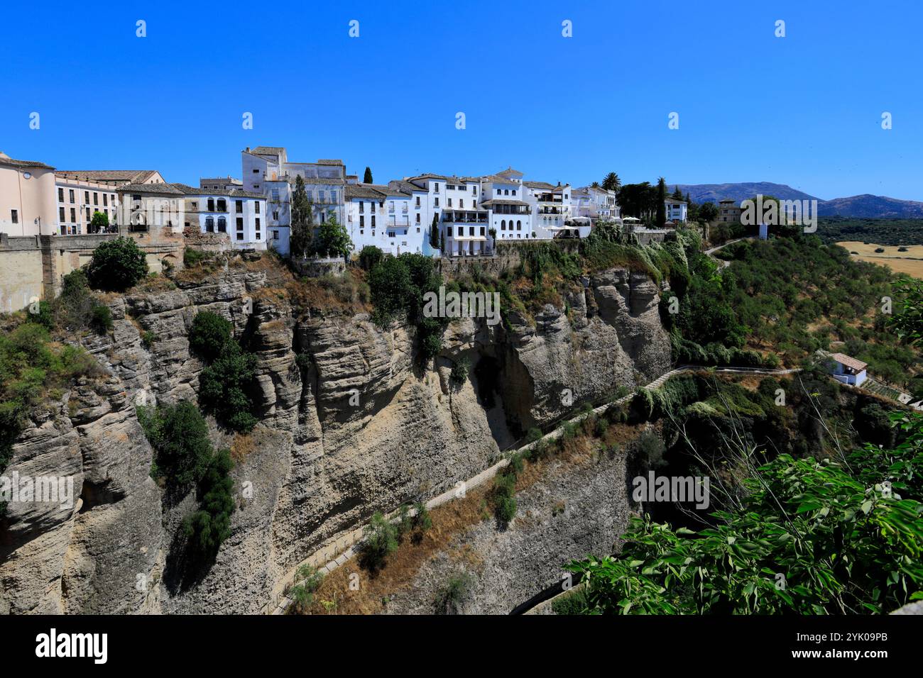 Vista degli hotel e degli alloggi sulla gola di El Tajo, sulla città di Ronda, Andalusia, Spagna Foto Stock