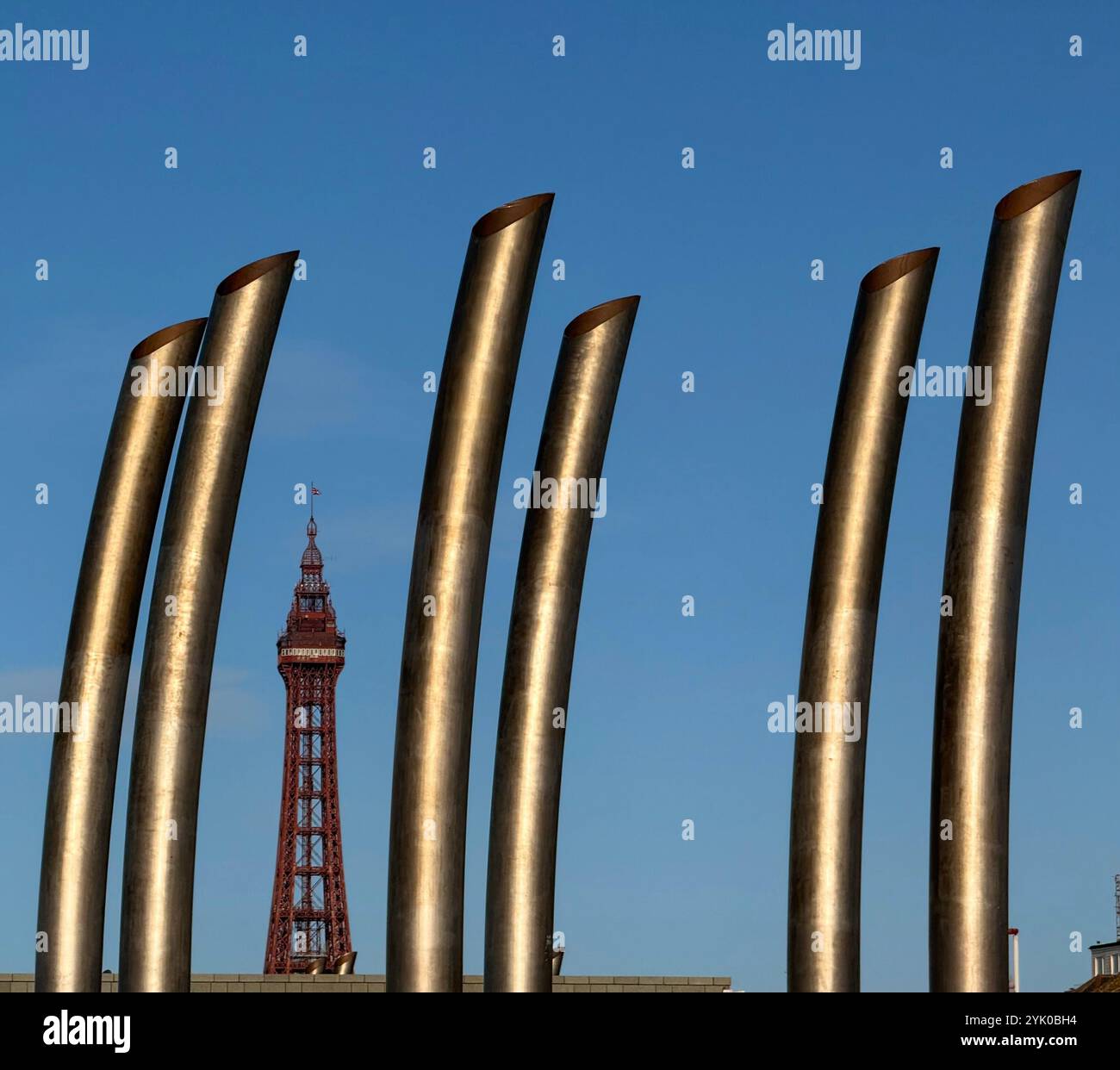 Scultura a pipa (sfiati della stazione di pompaggio di Manchester Square) e Blackpool Tower contro un cielo blu vivace. - Immagine stock catturata con smartphone