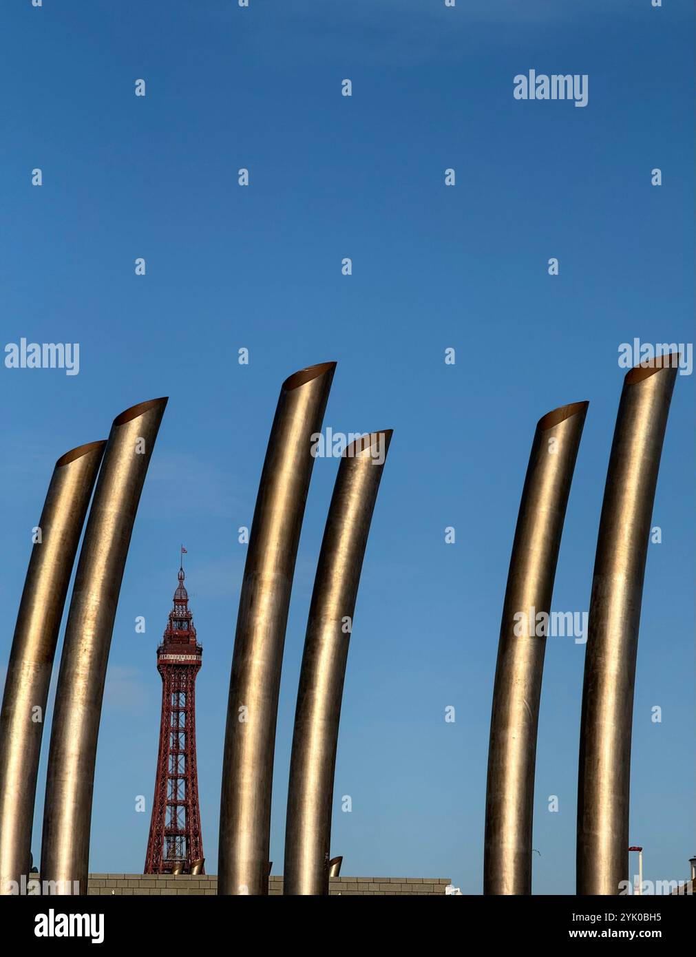 Scultura a pipa (sfiati della stazione di pompaggio di Manchester Square) e Blackpool Tower contro un cielo blu vivace. - Immagine stock catturata con smartphone