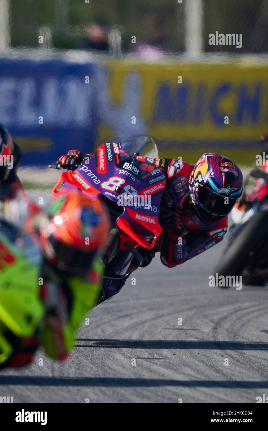 Jorge Martin di Spagna corre per prima Pramac Racing Marc Marquez di Spagna corre per Gresini Racing MotoGP visto in azione durante la sessione di qualificazione del MotoGP del Motul Solidarity Grand Prix di Barcellona. Circuito di Barcellona Barcellona Barcellona Spagna Copyright: XVicentexVidalxFernandezx Foto Stock Jorge Martin di Spagna corre per prima Pramac Racing Marc Marquez di Spagna corre per Gresini Racing MotoGP visto in azione durante la sessione di qualificazione del MotoGP del Motul Solidarity Grand Prix di Barcellona. Circuito di Barcellona Barcellona Barcellona Spagna Copyright: XVicentexVidalxFernandezx Foto Stock