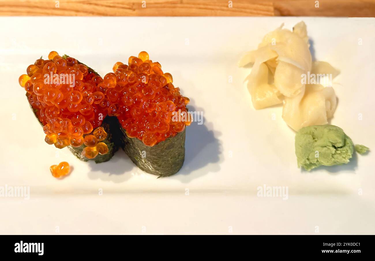 Delizioso caviale giapponese di uova di salmone sushi Ikura con zenzero sottaceto e wasabi piccante per uno spuntino di lusso Foto Stock