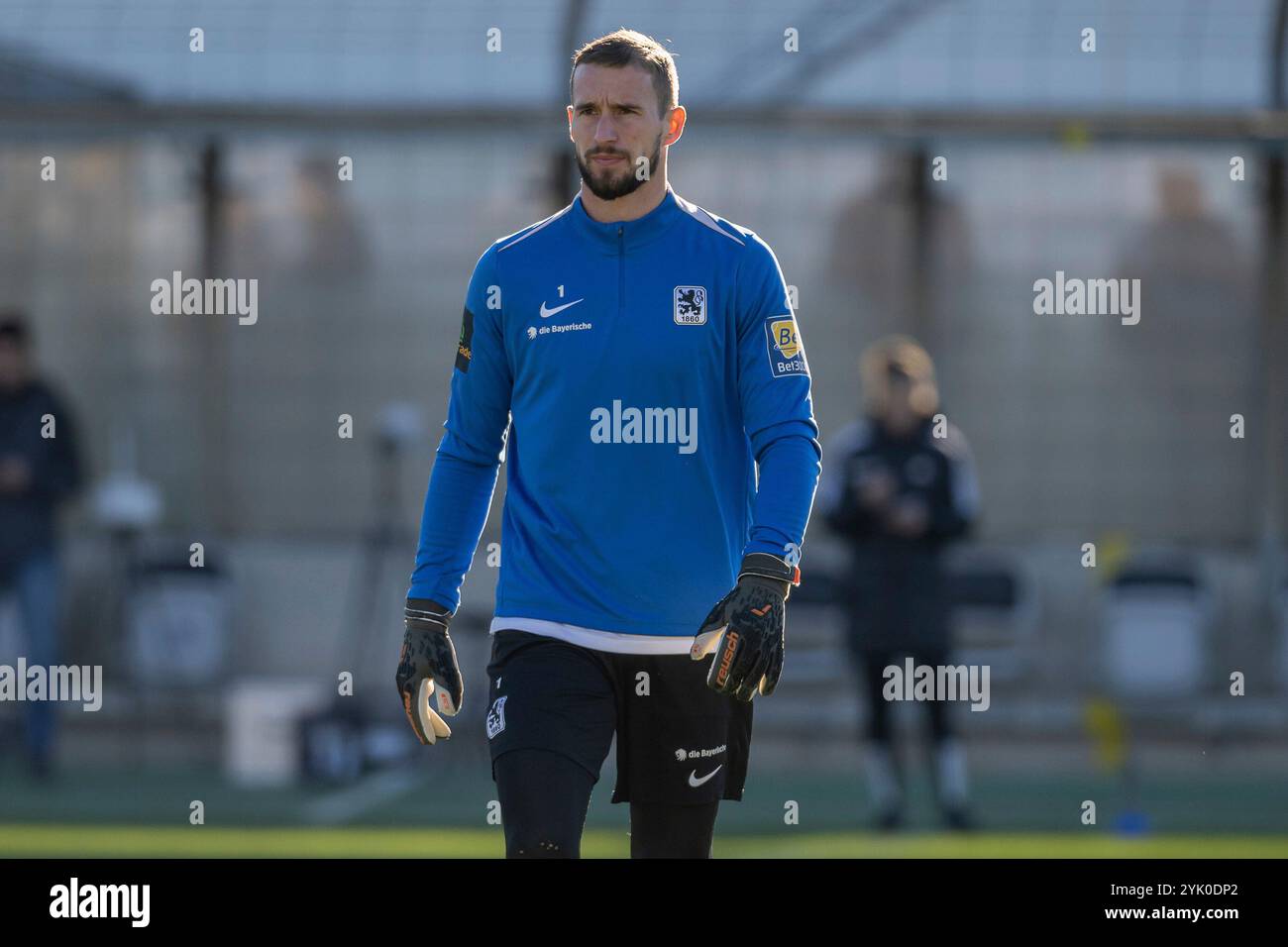 Monaco, Germania. 16 novembre 2024. Marco Hiller (Torwart, TSV 1860 Muenchen, n. 1) beim Aufwaermen. GER, TSV 1860 Muenchen gegen SpVgg Unterhaching, Fussball, Bayerischer Totopokal, Viertelfinale, Saison 2024/2025, 16.11.2024. foto: Eibner-Pressefoto/Heike Feiner credito: dpa/Alamy Live News Foto Stock