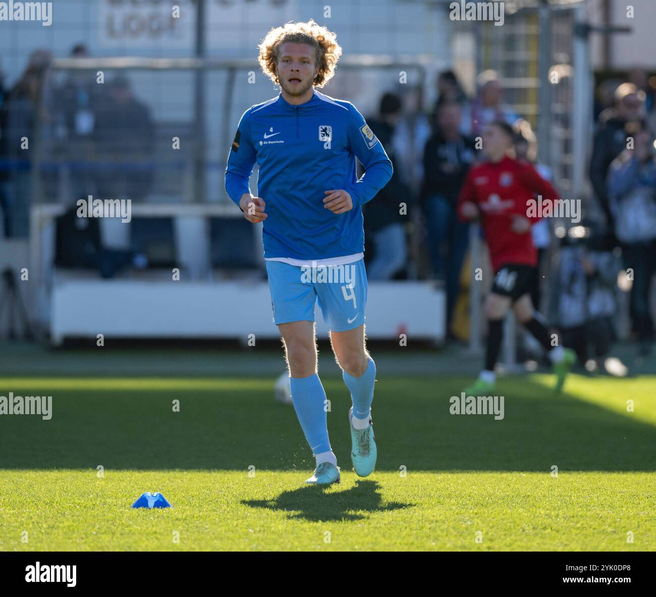 Monaco, Germania. 16 novembre 2024. Jesper Verlaat (TSV 1860 Muenchen, n. 4) beim Aufwaermen. GER, TSV 1860 Muenchen gegen SpVgg Unterhaching, Fussball, Bayerischer Totopokal, Viertelfinale, Saison 2024/2025, 16.11.2024. foto: Eibner-Pressefoto/Heike Feiner credito: dpa/Alamy Live News Foto Stock