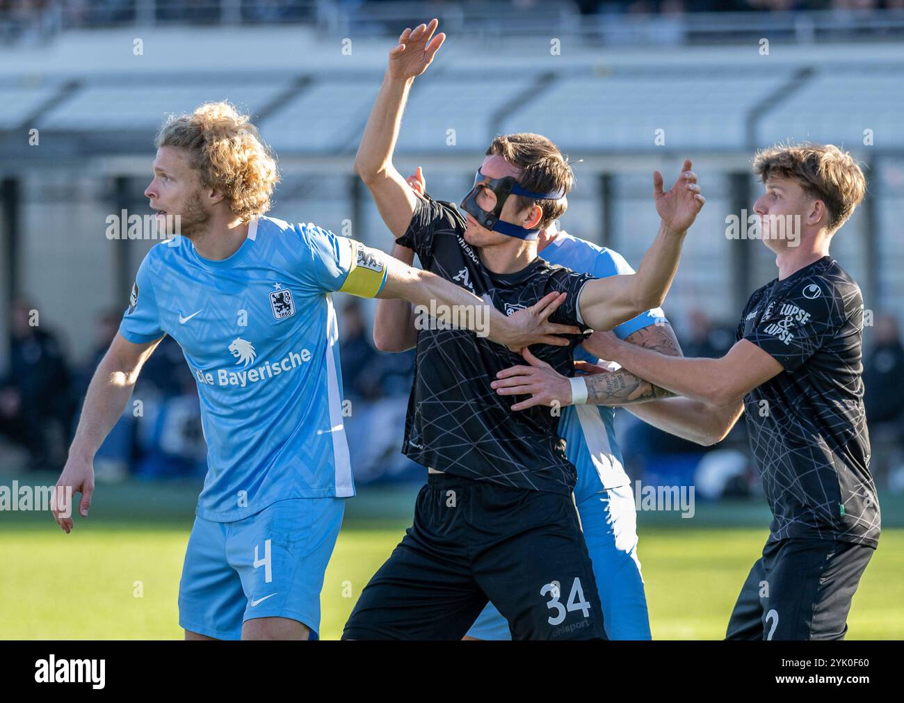 Monaco, Germania. 16 novembre 2024. Jesper Verlaat (TSV 1860 Muenchen, n. 4) bei der Abwehrarbeit gegen Tim Knipping (SpVgg Unterhaching, n. 34) und Viktor Zentrich (SpVgg Unterhaching, n. 2). GER, TSV 1860 Muenchen gegen SpVgg Unterhaching, Fussball, Bayerischer Totopokal, Viertelfinale, Saison 2024/2025, 16.11.2024. foto: Eibner-Pressefoto/Heike Feiner credito: dpa/Alamy Live News Foto Stock