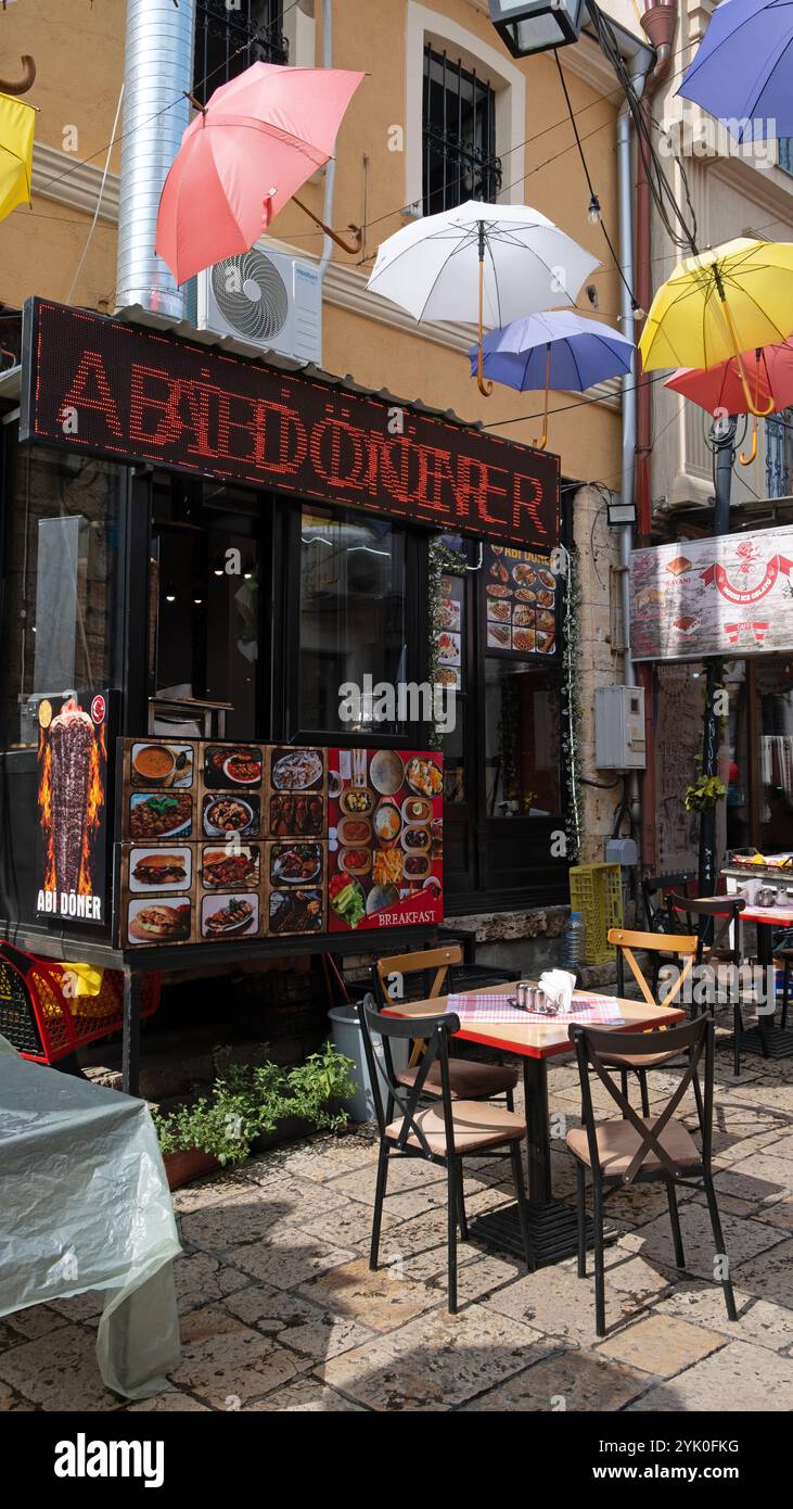 Un caffè kebab donatore nel Vecchio Bazaar (noto anche come Bazaar turco), Skopje, Repubblica di Macedonia del Nord, Balcani. Foto Stock